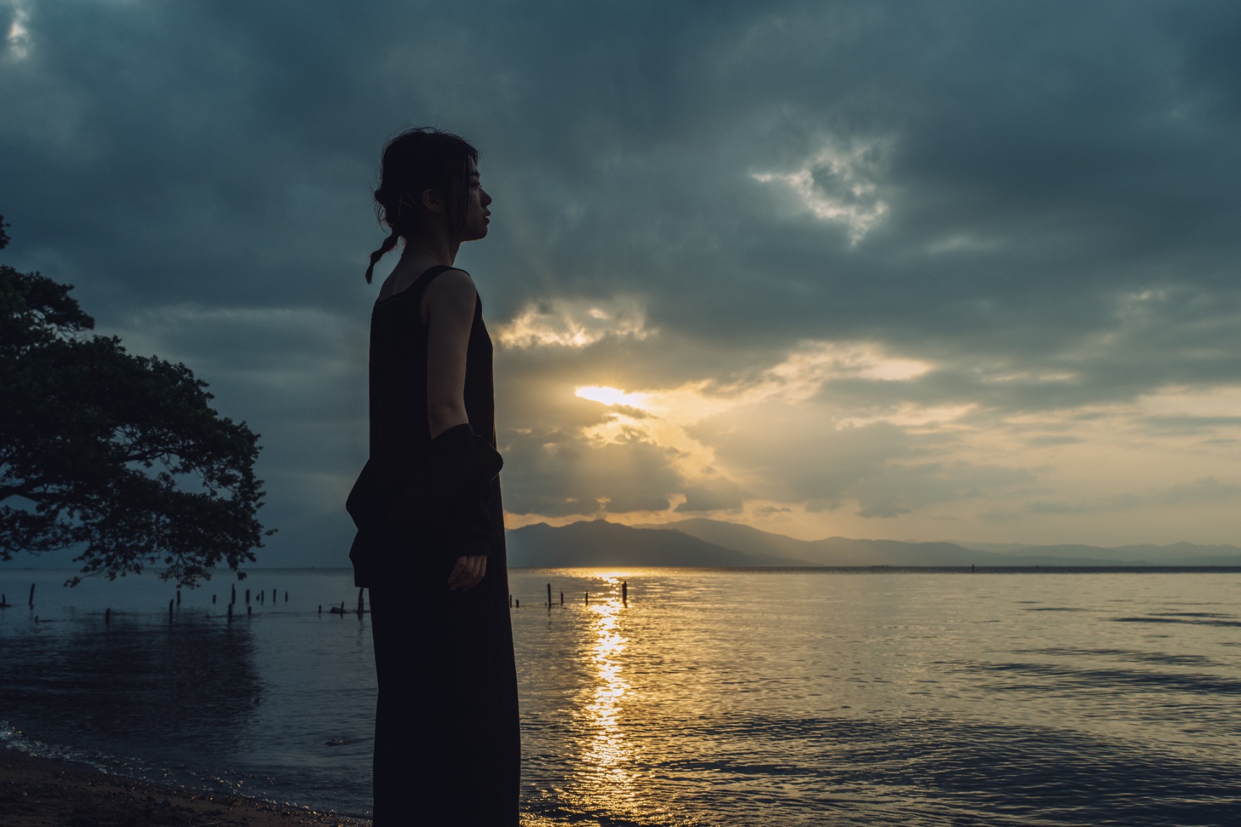 Portrait at the beach: coast and shoreline – shot with Tamron 35-150mm F2-2.8 (Model A058)