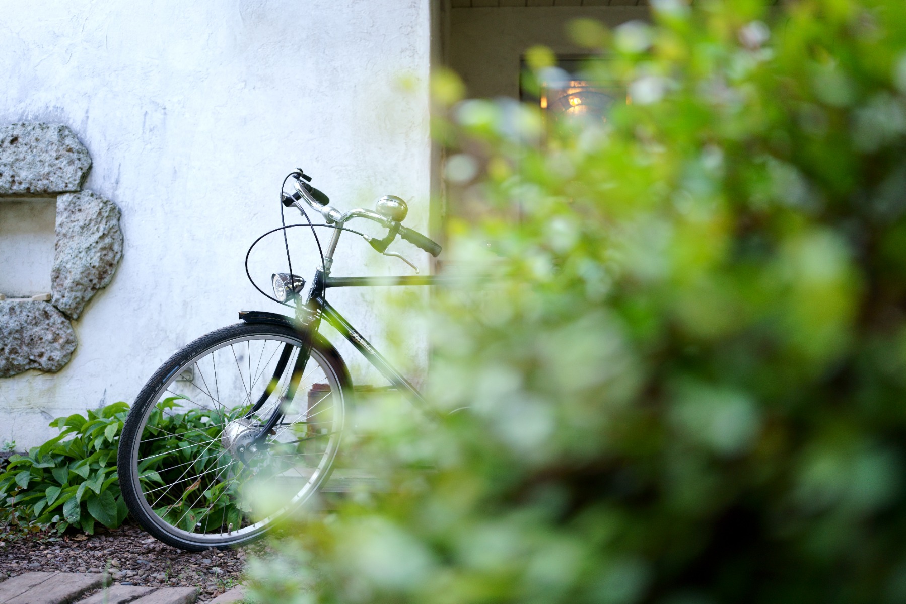 Street detail at 1:2, where a small area of a larger scene carries the frame – shot with Tamron 35mm F2.8 (Model F053)